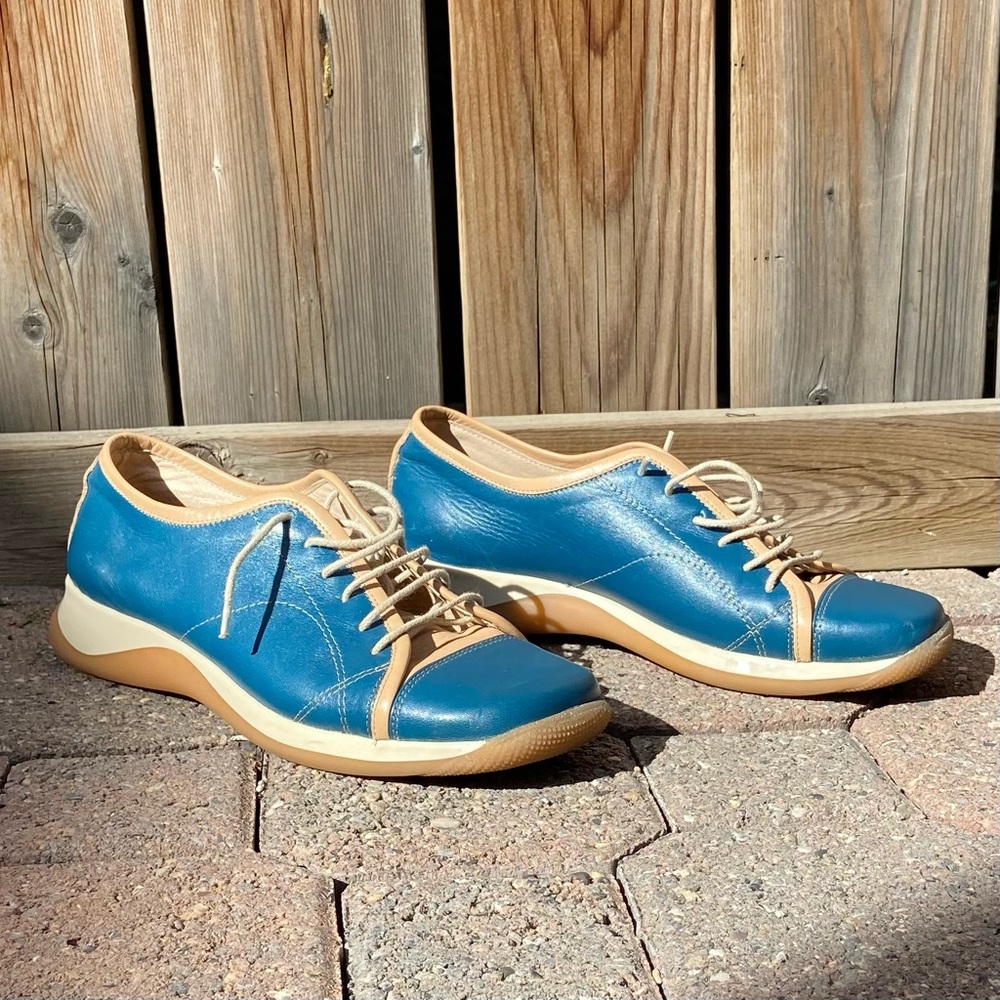 Calcado De LUXO women blue and tan lace up Oxford style shoes. Size 39. Used.